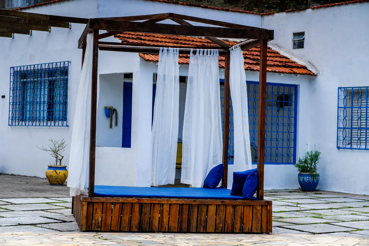 Cabana de madeira com almofadas azuis