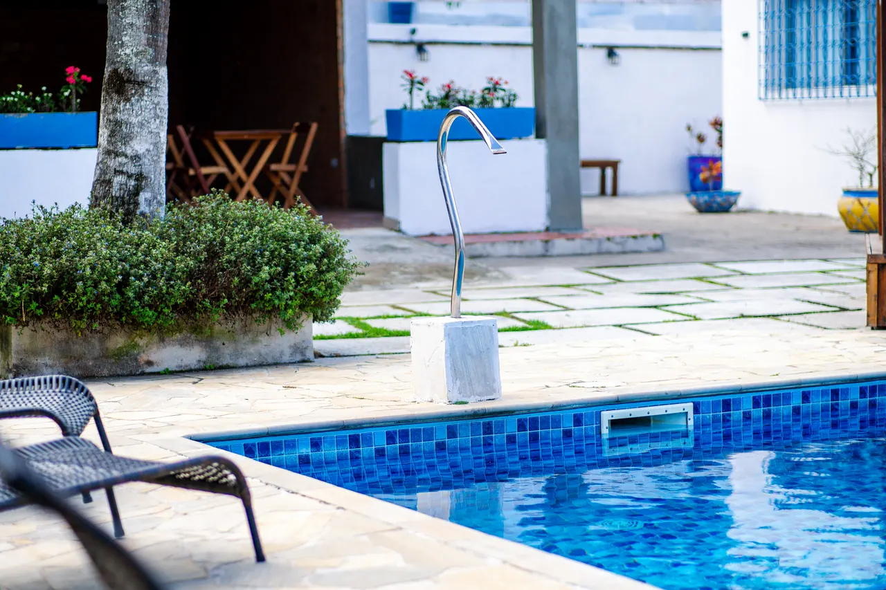 Piscina com espreguiçadeiras