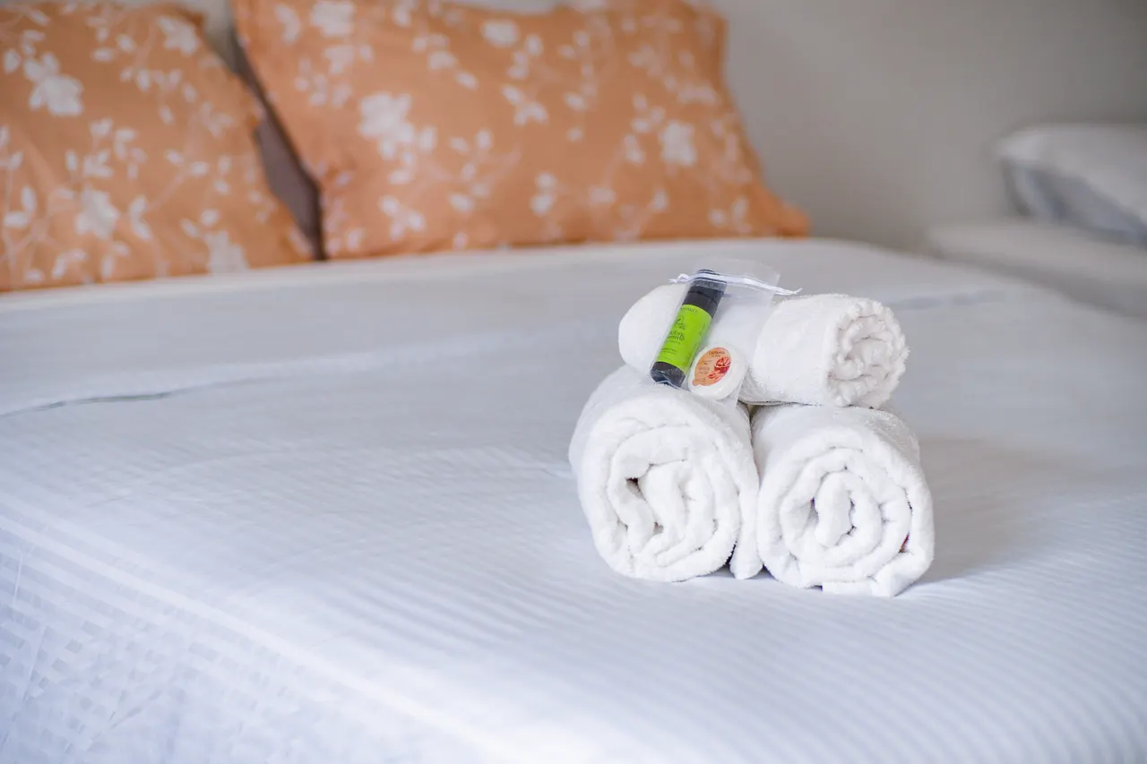 Toalhas e amenities sobre a cama