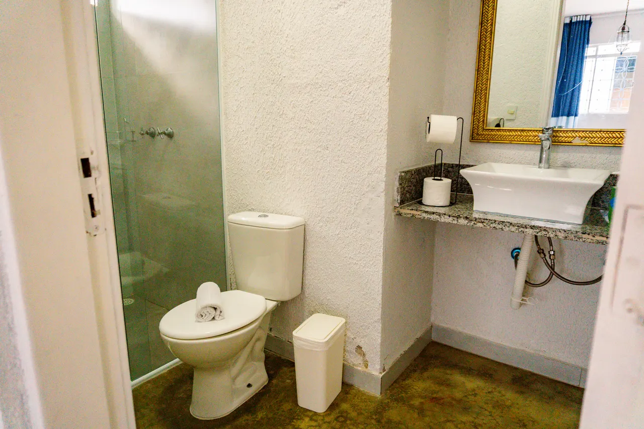 Banheiro com box de vidro