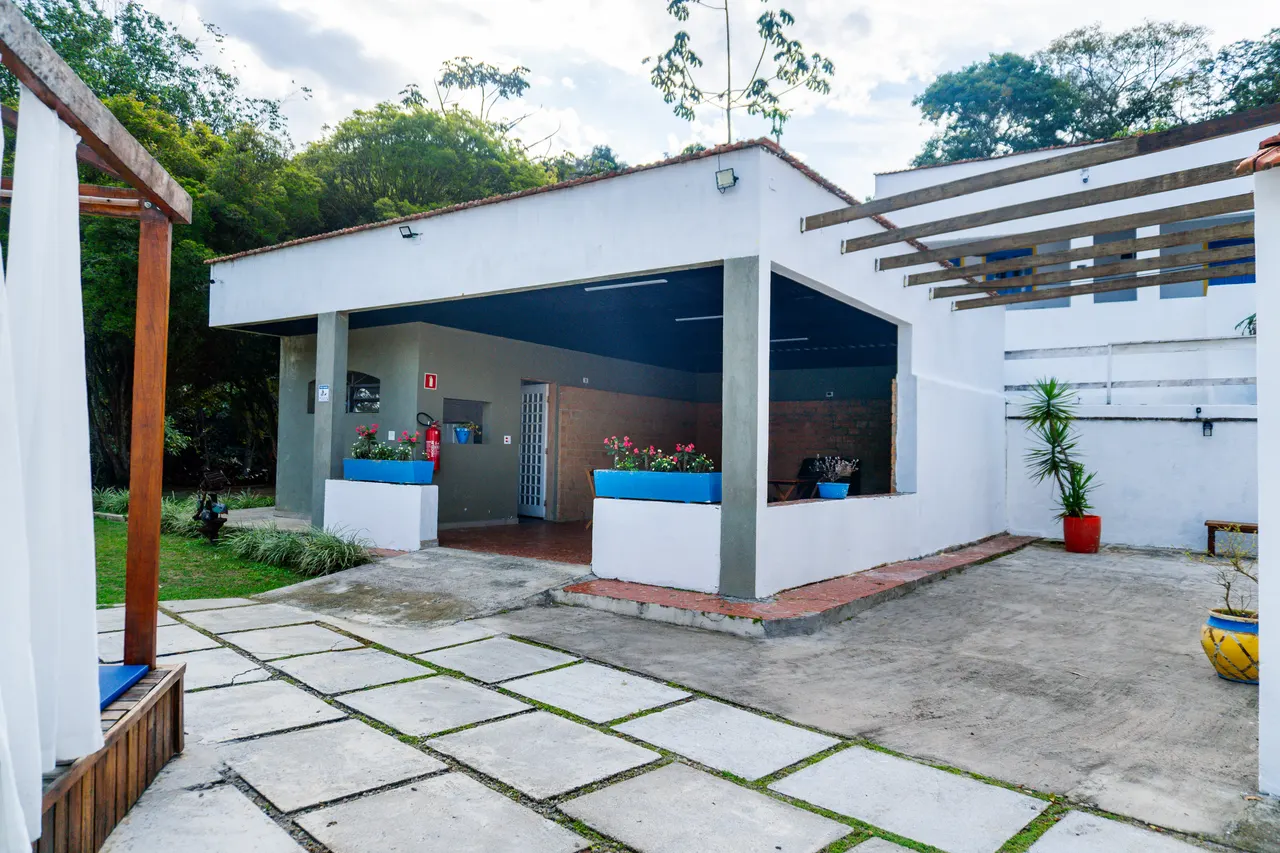 Área coberta para eventos ao lado da piscina