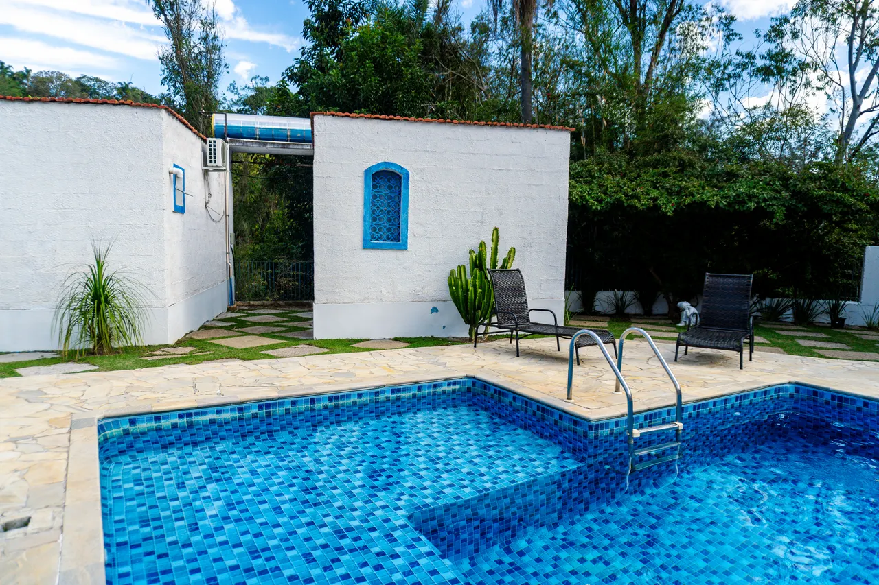 Piscina de pastilhas azuis junto aos chalés