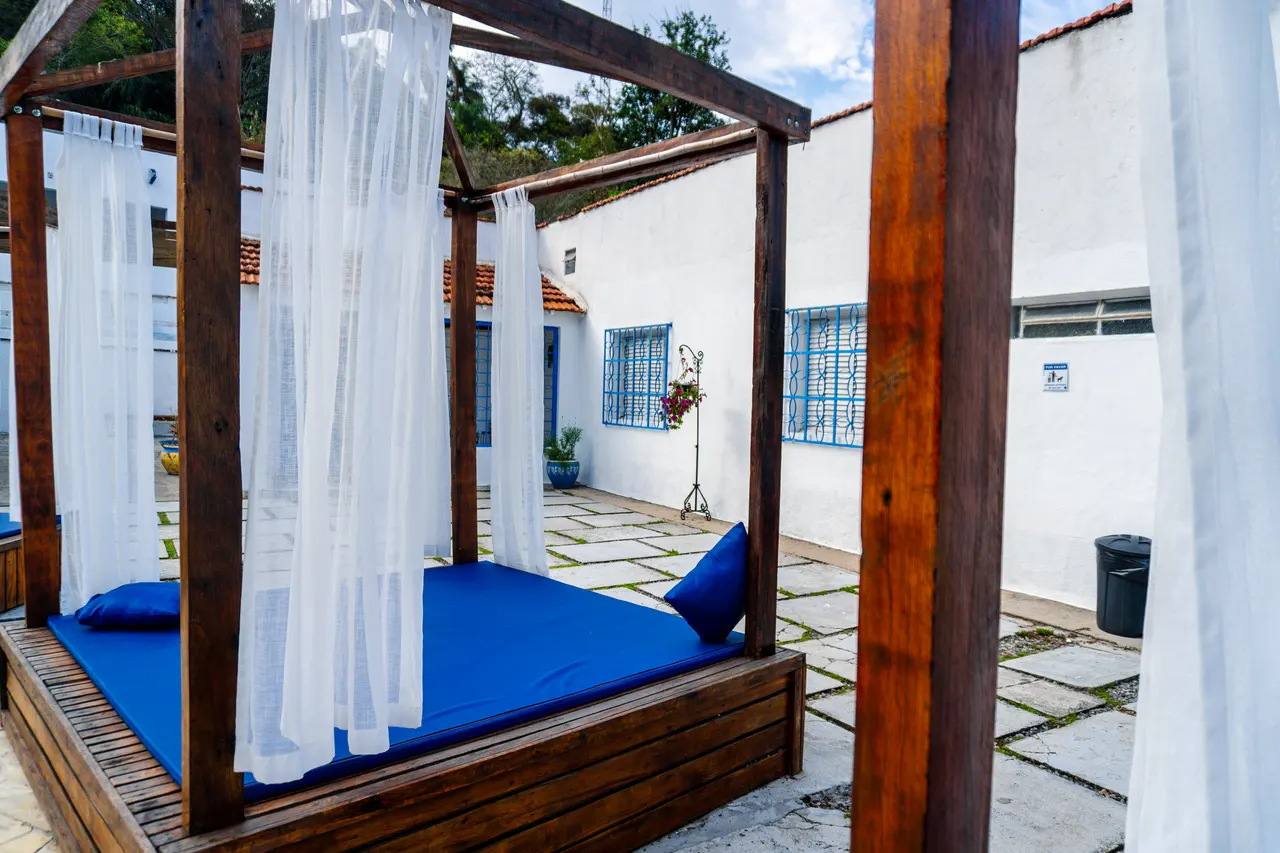 Cabana com colchão azul ao lado dos chalés