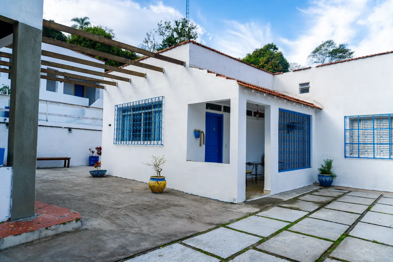 Pátio interno com janelas azuis