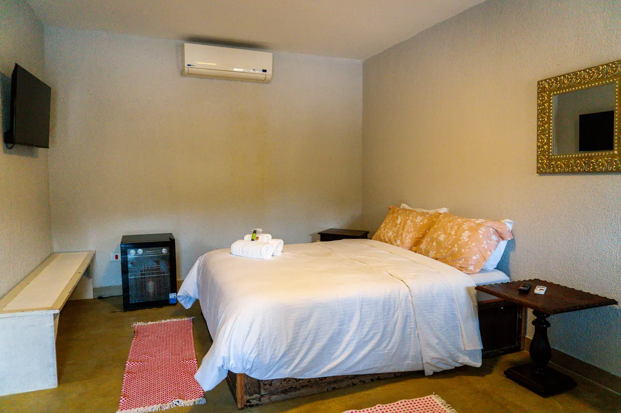 Suíte com ar-condicionado, TV e frigobar