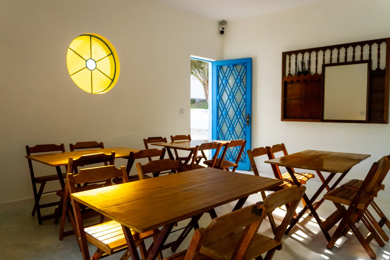 Mesas de madeira no salão de café